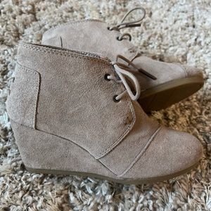 TOMS Women’s wedges beige size 6